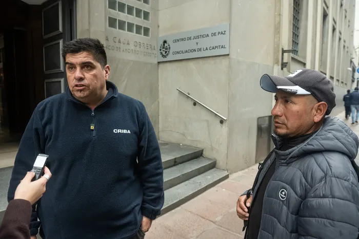 Yhonattan Rodríguez (i), delegado del centro de trabajo y vicepresidente del Sunca de Maldonado, tras la audiencia entre SUNCA y empresa Wasi, el 25 de mayo, en el Juzgado de Paz y Conciliación. Foto: Gianni Schiaffarino