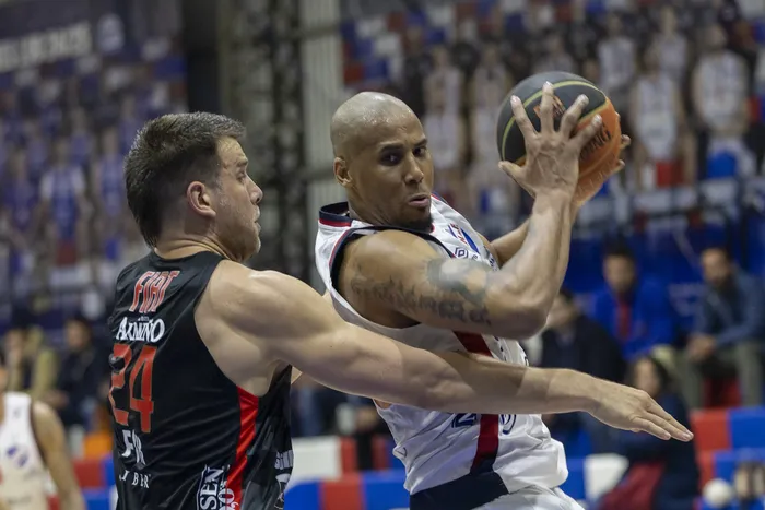 Agustín Zuvich, de Aguada y Ernesto Oglivie, de Nacional, el 25 de mayo, en el Polideportivo del Gran Parque Central. · Foto: Rodrigo Viera Amaral