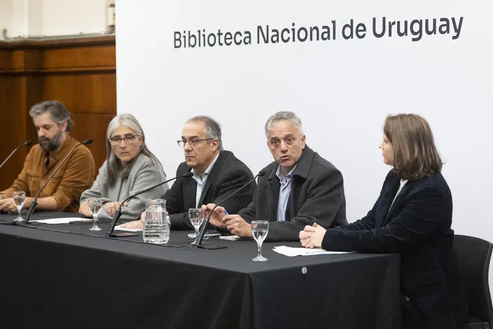 Gabriel Calderón, Lucía Etcheverry, José Carlos Mahía, Rodrigo Arim y Rocío Schiappapietra, en la Biblioteca Nacional, el 26 de mayo. · Foto: Alessandro Maradei