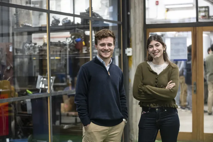 Martín Rodríguez y Florencia Vilaró, estudiantes de Ingeniería Mecánica. · Foto: Inés Guimaraens