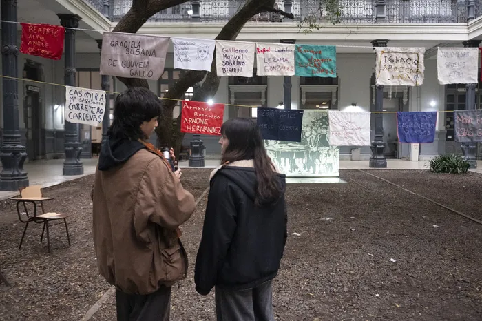 Homenaje de estudiantes con nombres de desaparecidos bordados, el 27 de mayo, durante la declaración del IAVA como sitio de memoria. · Foto: Alessandro Maradei