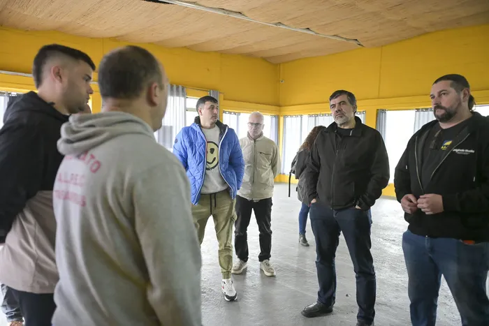 Óscar Andrade junto al sindicato del frigorífico Tarariras, en la sede de Alpec, el 27 de mayo · Foto: Ignacio Dotti