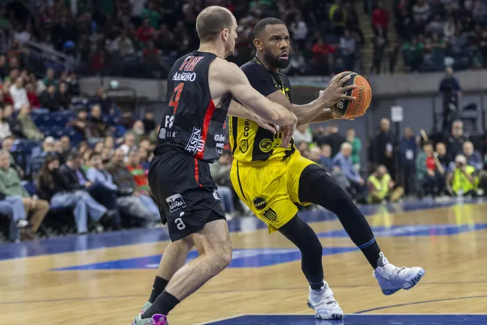 Santiago Vidal, de Aguada, Norris Cole, de Peñarol, el 3 de junio, en el Antel Arena. · Foto: Rodrigo Viera Amaral