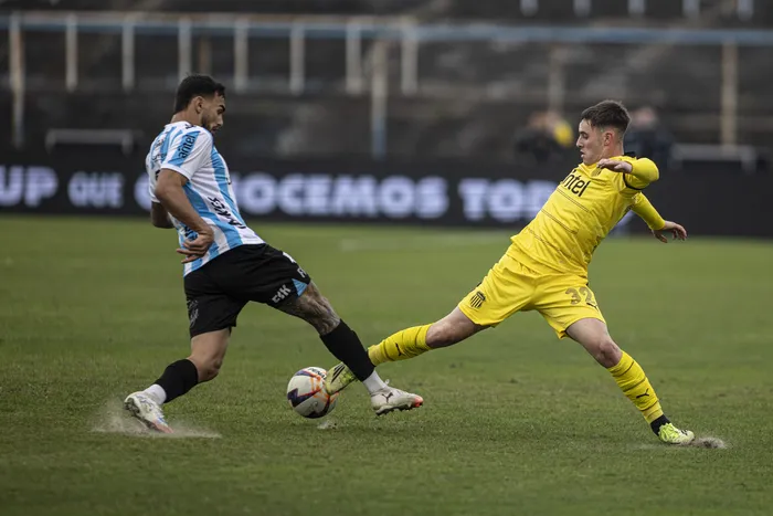 Jairo Amaro, de Cerro, y Leandro Umpiérrez, de Peñarol, en el estadio Luis Tróccoli (archivo). · Foto: Ernesto Ryan
