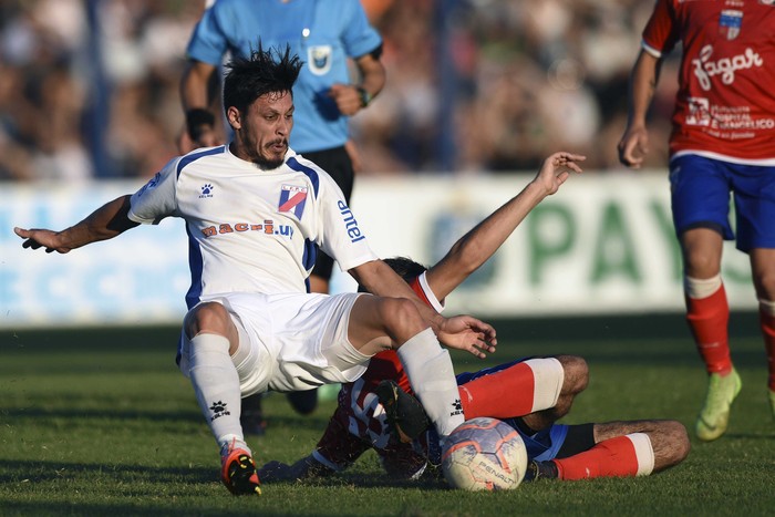 Juan Ramón Andrioli, de Paysandú, Lucas Pérez, de Colonia por la 16ª Copa Nacional de Selecciones de OFI (archivo, abril de 2019). · Foto: Fernando Morán