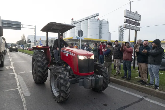 Transportistas autoconvocados en la entrada del puerto de Montevideo, el 11 de junio. · Foto: Alessandro Maradei