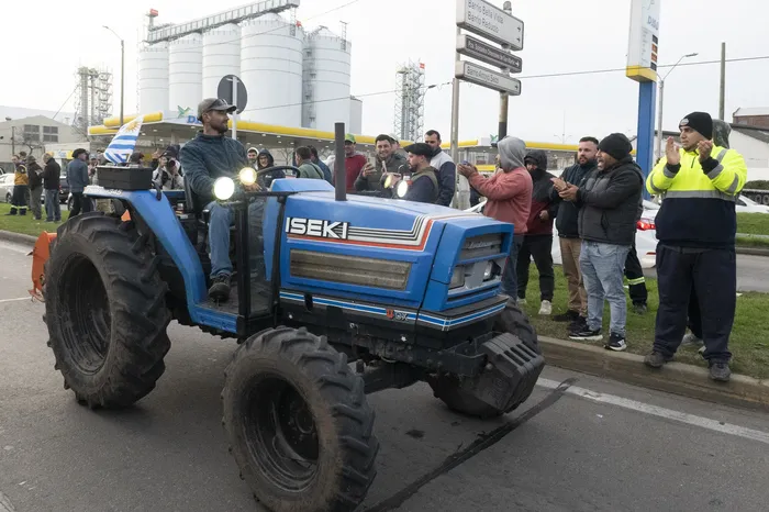 Transportistas autoconvocados, el 11 de junio, en la entrada del Puerto de Montevideo. · Foto: Alessandro Maradei