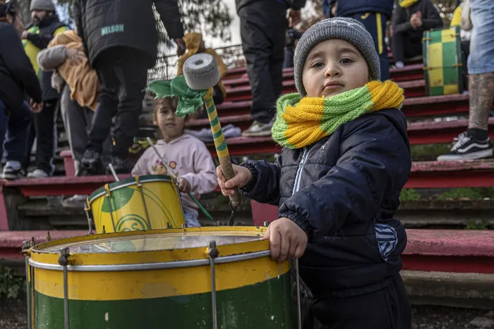 Hinchada de Cerrito durante un partido en el Parque Saroldi (archivo, junio de 2026). · Foto: Ernesto Ryan