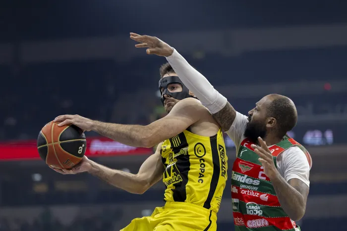 Santiago Vescovi, de Peñarol y Jordan Williams, de Aguada, el 19 de junio, en el Antel Arena. · Foto: Rodrigo Viera Amaral