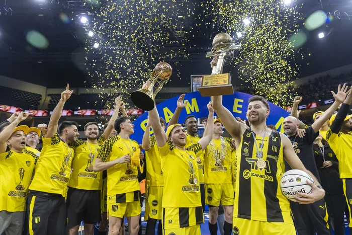 Plantel de Peñarol, el 22 de junio, durante los festejos por el Campeonato de Liga Uruguaya 2026, en el Antel Arena. · Foto: Rodrigo Viera Amaral