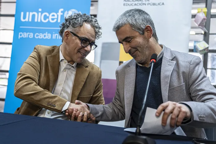 Francisco Benavides de UNICEF y Pablo Caggiani, durante la presentación de "Cada día cuenta", el 24 de junio · Foto: Ernesto Ryan