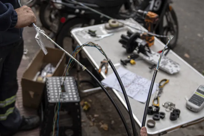 Conexión de fibra óptica en el centro de Montevideo. · Foto: Ernesto Ryan