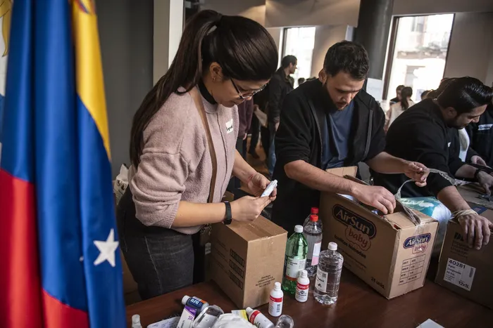 Centro de acopio de donaciones en el 27 de junio, en la sede consular de Montevideo. Foto: Diego Vila