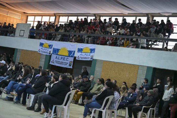 Asamblea de trabajadores del Frigorífico Tarariras, el 29 de junio, en el Polivalente de la ciudad · Foto: Ignacio Dotti