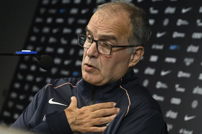Marcelo Bielsa, ayer, en el estadio Centenario. Foto: Guillermo Legaria