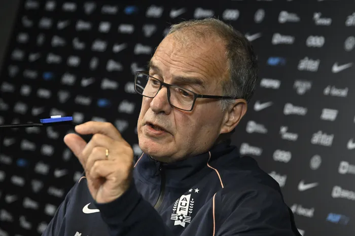 Marcelo Bielsa en su última conferencia de prensa como entrenador de Uruguay. Foto: Guillermo Legaria