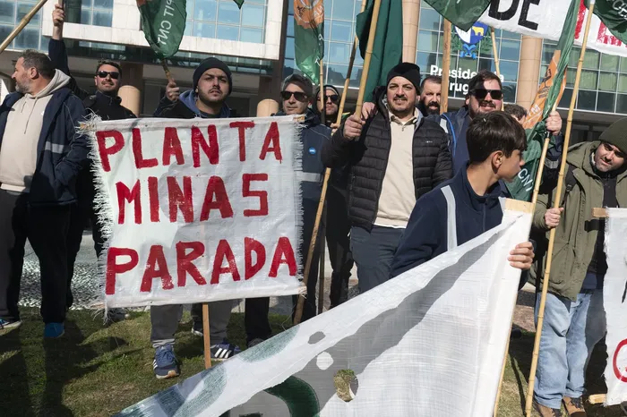 Trabajadores de FNC en la Torre Ejecutiva, el 1° de julio. · Foto: Alessandro Maradei