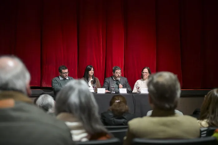 Nicolás Duffau, decano de la Facultad de Humanidades; Diana Olivera, asesora de Cultura de la Intendencia de Colonia; Líber Acosta, presidente de la Comisión Coordinadora del Interior de la Udelar, y Magdalena Martínez, asesora académica de la Udelar, el 2 de julio, durante la conferencia del prensa · Foto: Ignacio Dotti