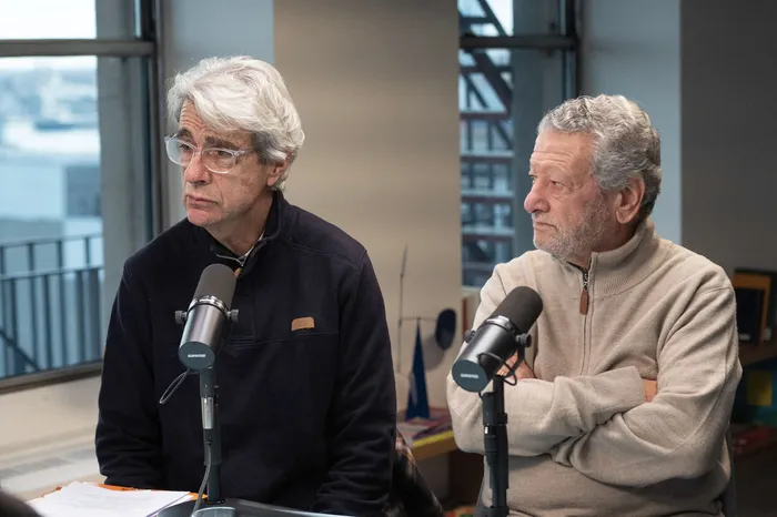 Fernando Fuentes y Alberto Curiel, integrantes de Varones por la Igualdad, el 2 de julio en La Diaria Radio. · Foto: Alessandro Maradei