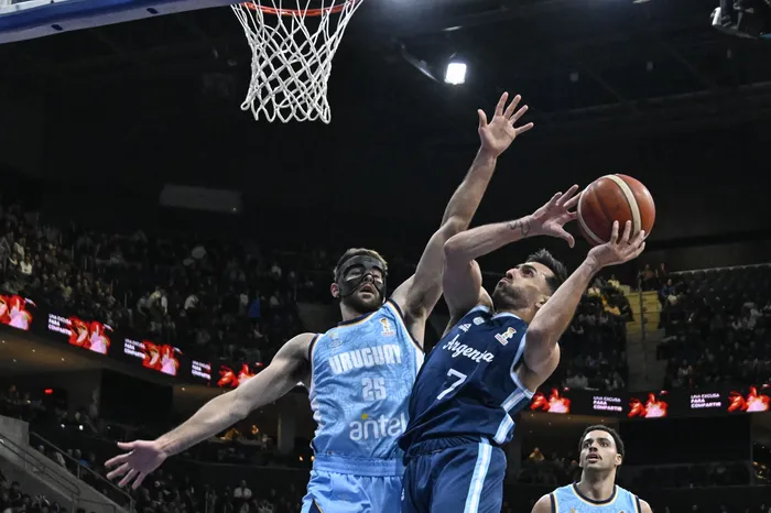 Santiago Véscovi, de Uruguay, y Facundo Campazzo, de Argentina, por la primera ronda clasificatoria para la Copa del Mundo de Baloncesto FIBA de 2027 en Qatar, el 2 de julio, en el Antel Arena. · Foto: Guillermo Legaria