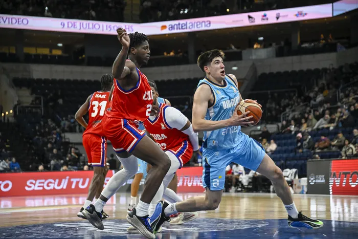 Joaquín Taboada, de Uruguay, y Aldo Castel, de Cuba, el 5 de julio, durante las clasificatorias para el Mundial de Baloncesto FIBA 2027, en el Antel Arena. Foto: Guillermo Legaria