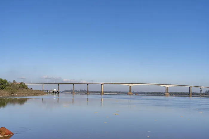 Puente General Artigas, desde la costa del muelle de ANCAP (archivo, junio de 2026) · Foto: Santiago Felitas