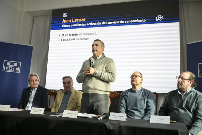 Darío Brugman, Guillermo Rodríguez, Pablo Ferreri, Guillermo Caraballo y José Amy, durante la presentación de la reformulación del proyecto de saneamiento para Juan Lacaze, el 9 de julio, en el Centro Cultural Don Bosco. · Foto: Ignacio Dotti