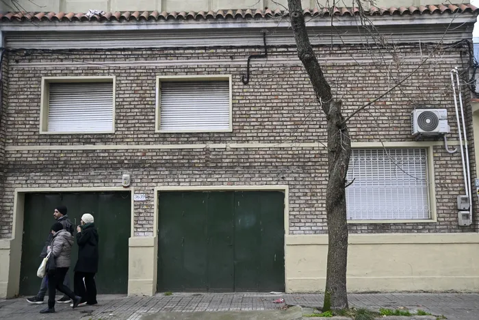 Fachada de la vivienda sin habilitación que era usada por el residencial de adultos mayores, el 13 de julio · Foto: Guillermo Legaria