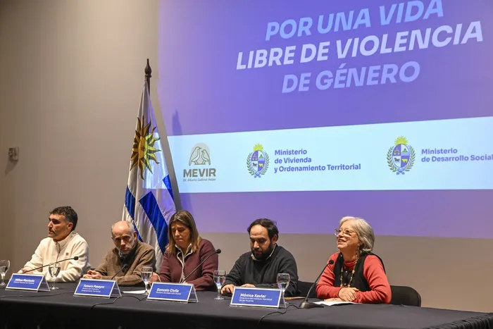 Andrés Lima, Milton Machado, Tamara Paseyro, Gonzalo Civila y Mónica Xavier, el 13 de julio, en el salón de actos de la Torre Ejecutiva, en Montevideo. · Foto: Guillermo Legaria