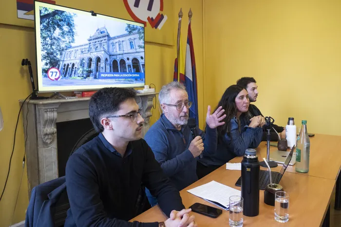 Franco Padilla, Salvador Schelotto, Karina Borda y Pedro Pastorin, el 15 de julio, en el local de la Vertiente Artigista, en Montevideo. · Foto: Alessandro Maradei