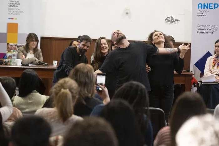 Interpretación teatral durante el conversatorio “Otra voz habla: teatro para la convivencia”, el 16 de julio en el liceo IAVA. · Foto: Alessandro Maradei