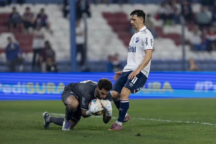 Agustín Buffa, de Wanderers, y Maximiliano Silvera, de Nacional, en el Gran Parque Central. · Foto: Rodrigo Viera Amaral