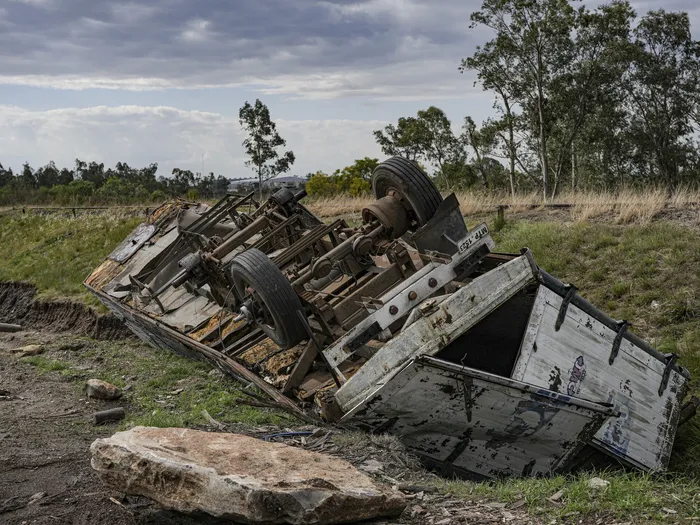 Camión volcado tras el temporal en Salto. · Foto: Ariel Volpi