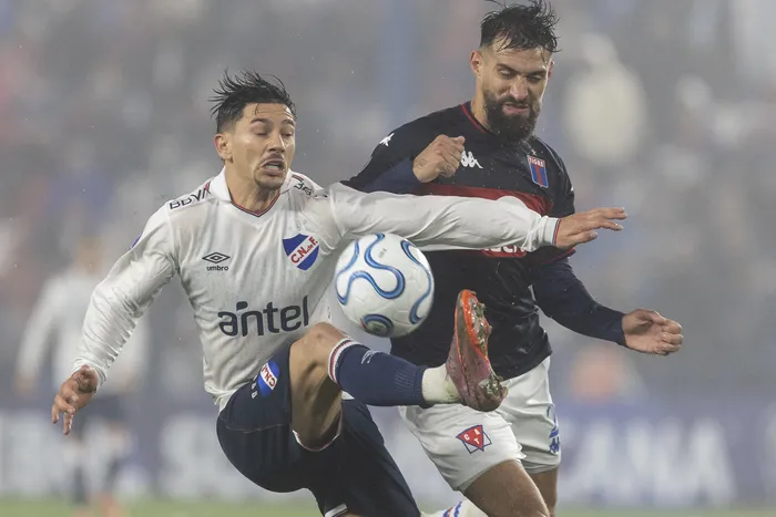 Maximiliano Silvera, de Nacional y Joaquín Laso, de Tigre, el 21 de julio, en el Gran Parque Central. · Foto: Rodrigo Viera Amaral