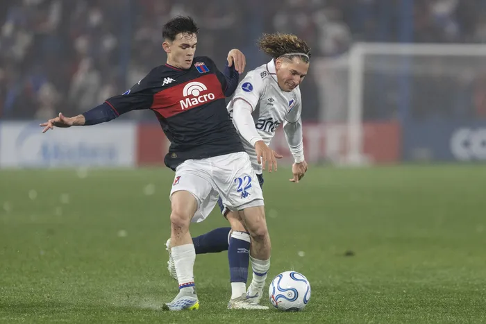 Santiago López, de Tigre y Luciano Boggio, de Nacional, el 21 de julio, en el estadio Gran Parque Central. · Foto: Rodrigo Viera Amaral