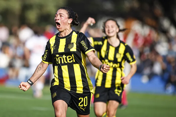 Lorena Graña, de Peñarol, tras convertir el segundo tanto contra Nacional por la primer fecha del Torneo Clausura, el 26 de julio, en el Parque Palermo. · Foto: Ernesto Ryan
