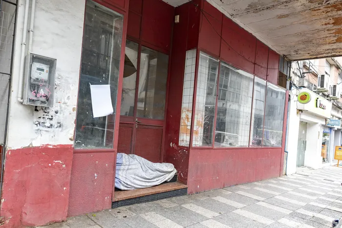 Persona en situación de calle en Paysandú. Foto: Santiago Fleitas (archivo, julio de 2026)