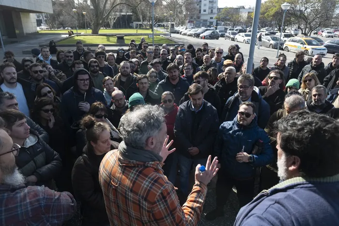 Trabajadores de Teledoce, el 29 de julio, frente al edificio anexo del Palacio Legislativo. Foto: Alessandro Maradei