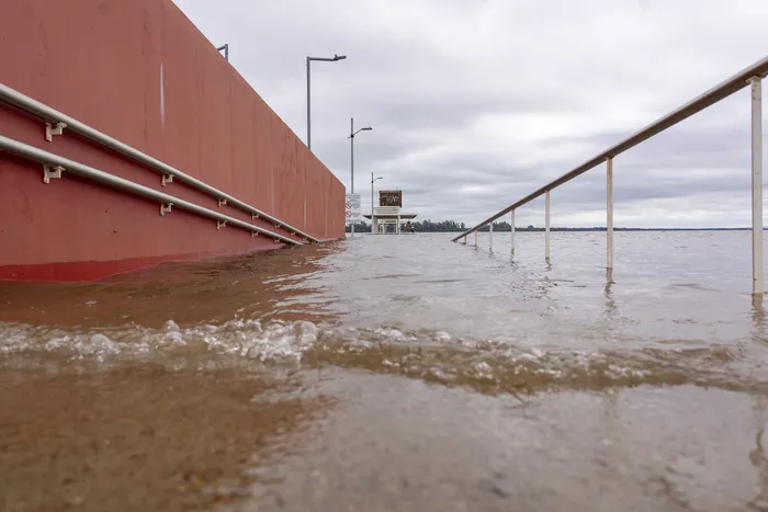 Crecida del río Uruguay, en la costa de la Playa Park, Paysandú (archivo, julio de 2026) · Foto: Santiago Fleitas