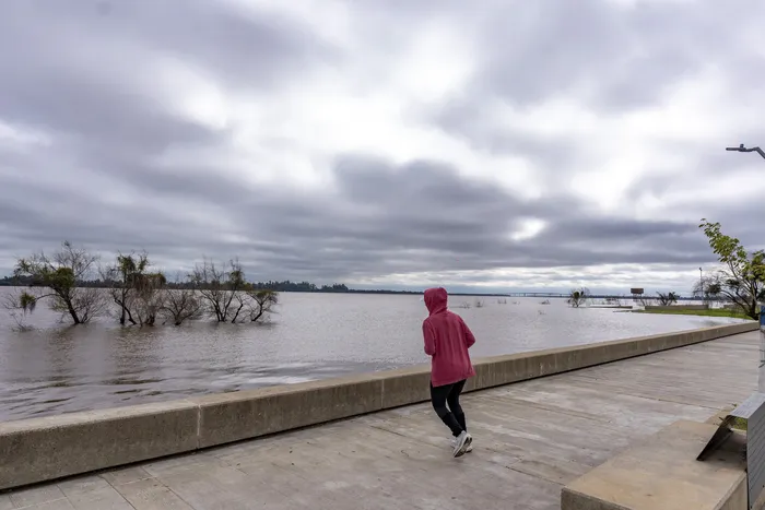 Crecida del río Uruguay, el 29 de julio, en la costa de la playa Park, en Paysandú. · Foto: Santiago Fleitas