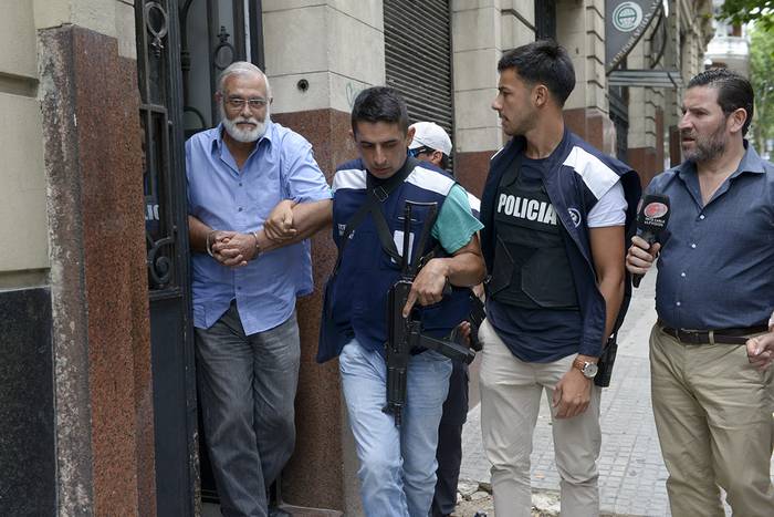 Miguel Sofía siendo trasladado de la sede judicial a prisión el 10 de enero de 2019. · Foto: Andrés Cuenca
