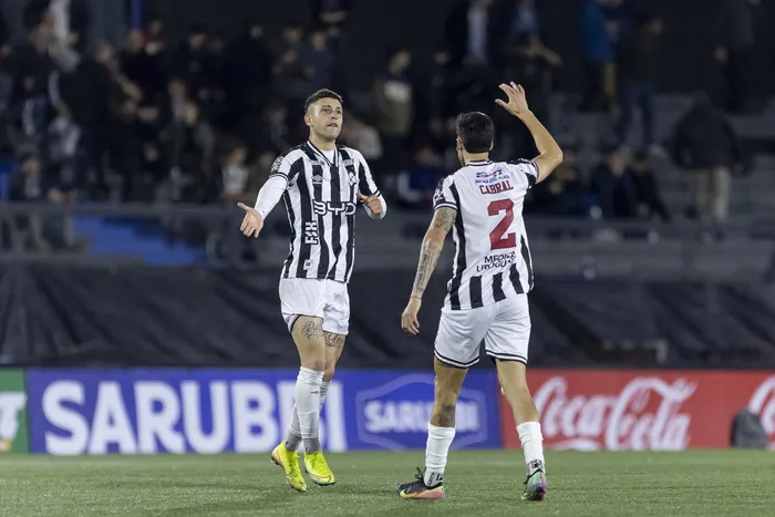 Santiago Benítez tras convertir el primer gol de Wanderers junto a Nicolás Cabral, el 31 de julio, en el estadio Charrúa. · Foto: Rodrigo Viera Amaral