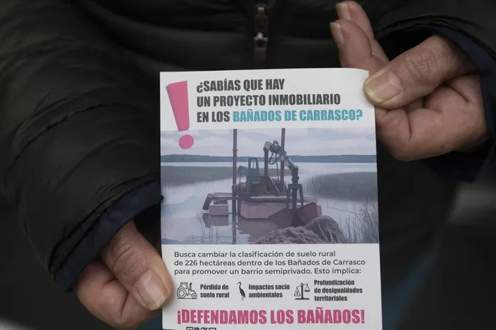 Manifestación en la Junta de Montevideo por el proyecto inmobiliario en los bañados de Carrasco (aechivo, agosto de 2026). · Foto: Alessandro Maradei