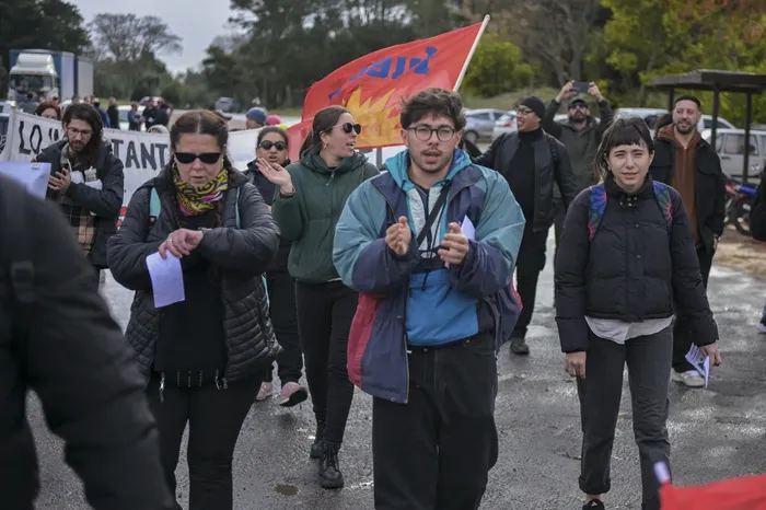 Movilización de trabajadores de Flextem en la zona franca de Colonia del Sacramento. · Foto: Ignacio Dotti