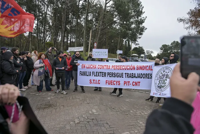 Movilización de trabajadores de Flextem, el 4 de agosto, en Zona Franca de Colonia del Sacramento. · Foto: Ignacio Dotti