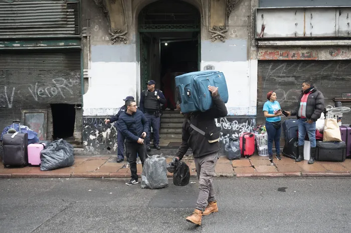 Desalojo, el 4 de agosto, en Ciudad Vieja. Foto: Alessandro Maradei