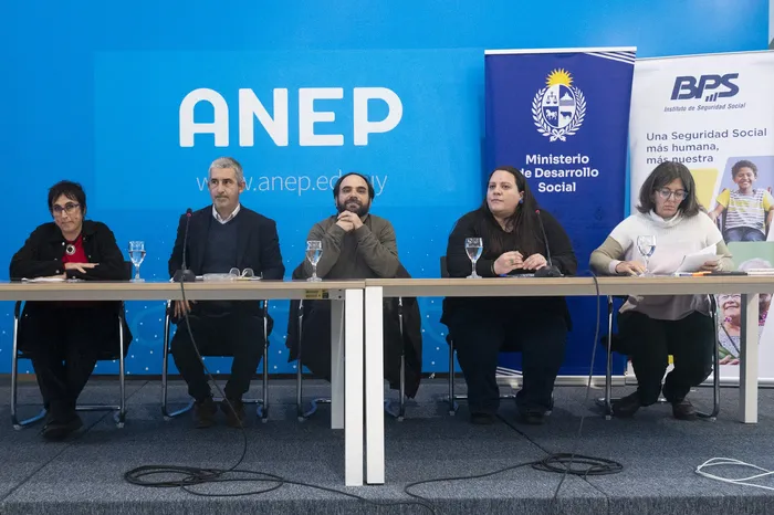 Jimena Pardo, Pablo Caggiani y Gonzalo Civila, Laura Voituret y Gabriela Pére, zel 5 de agosto, en la sede de ANEP. Foto: Alessandro Maradei