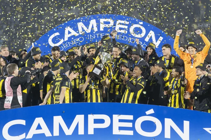 Plantel de Peñarol, el 5 de agosto, tras vencer a Wanderers en la final del torneo Intermedio en el estadio Centenario. Foto:  Rodrigo Viera Amaral