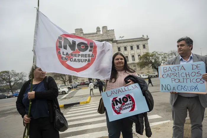 Movilización contra la represa de Casupá, el 4 de agosto en Montevideo. · Foto: Inés Guimaraens