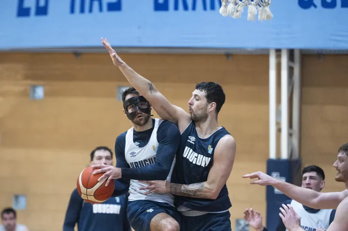 Selección uruguaya de basquetbol durante un entrenamiento en institución deportiva Guruyú Waston, el 6 de agosto, en Montevideo. · Foto: Alessandro Maradei